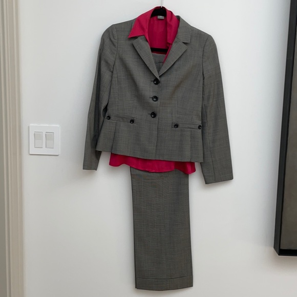 Ann Taylor Stunning 100% virgin wool suit - Picture 1 of 12